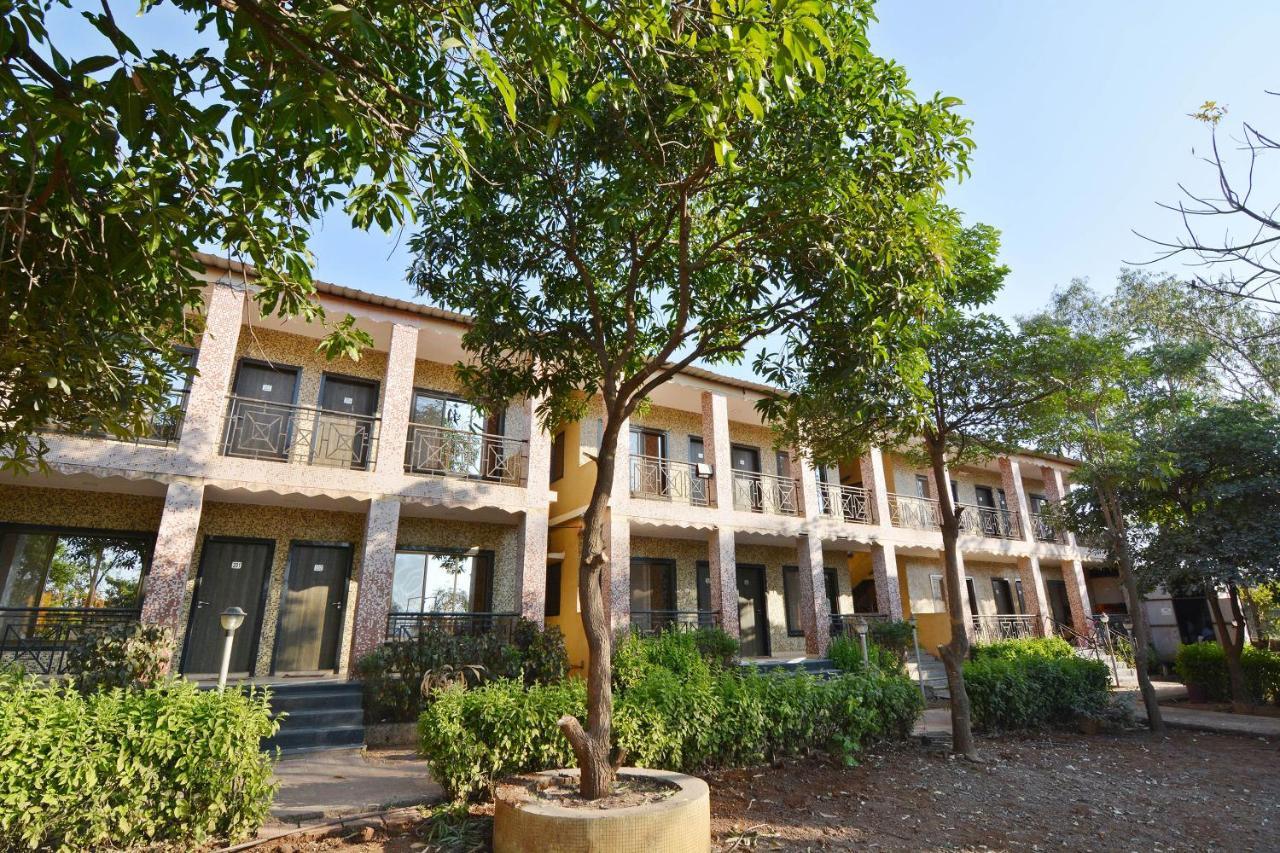 Oyo Midway Park Resort Atgaon Ngoại thất bức ảnh